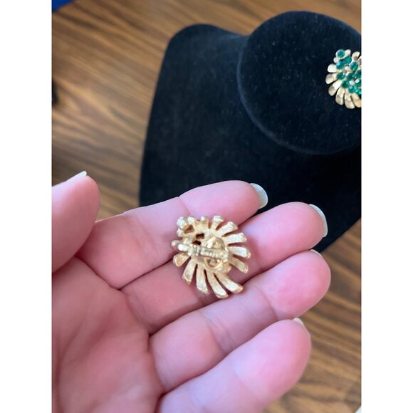 Crown Trifari gold tone and emerald green rhinestone clip earring vintage - Picture 4 of 5